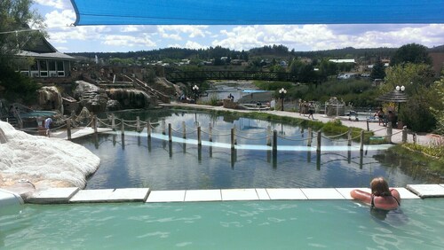 Täydellinen koti hauskanpitoon ulkona, suurten perheiden kokoontuksiin