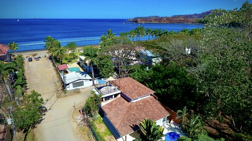 4 BR / 4 BA, Pool, Meerblick, nur wenige Schritte vom Strand entfernt, ermäßigte Preise