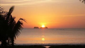 海灘、躺椅、沙灘巾