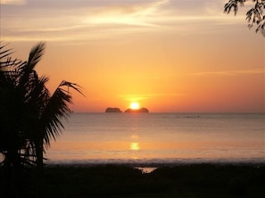 Na praia, espreguiçadeiras, toalhas de praia