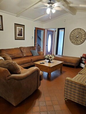 Smart TV, chimenea, videojuegos y reproductor de DVD 