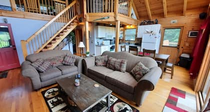 2 Meilen von Snowshoe abgelegen 3BR BlockhĂŒtte auf 9 Hektar Hot Tub Waterfall