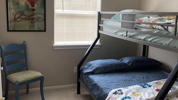 3 slaapkamers, een strijkplank/strijkijzer, gratis wifi, beddengoed