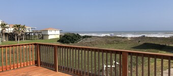 Magnificent Beach Views, Huge Deck.  Free WIFI & Cable