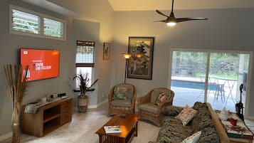 Een smart-tv, een dvd-speler, boeken en een stereo