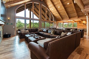 Smart TV, chimenea, reproductor de DVD y futbolito 