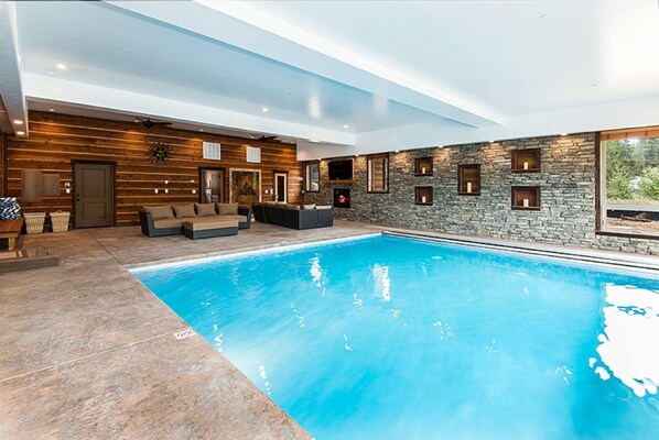 Alberca techada y alberca climatizada