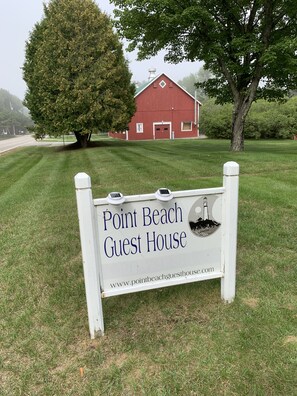 Property grounds - Point Beach Guest House - Large, comfortable & quiet. Large yard. Near beach! (Two Rivers)
