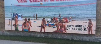 Point Beach Guest House - Large, comfortable & quiet. Large yard. Near beach!