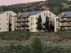 Exterior - Updated MOUNTAINSIDE Condo-2bd/3bth-adjacent to slopes and family friendly  (Granby)