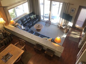 Smart TV, fireplace, DVD player, video library - Updated MOUNTAINSIDE Condo-2bd/3bth-adjacent to slopes and family friendly  (Granby)