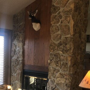 Interior - Updated MOUNTAINSIDE Condo-2bd/3bth-adjacent to slopes and family friendly  (Granby)