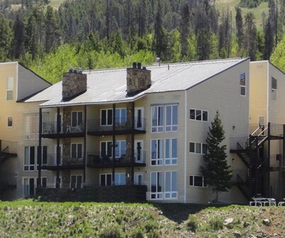 Updated MOUNTAINSIDE Condo-2bd/3bth-adjacent to slopes and family friendly 