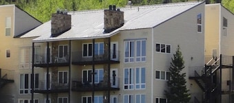 Updated MOUNTAINSIDE Condo-2bd/3bth-adjacent to slopes and family friendly