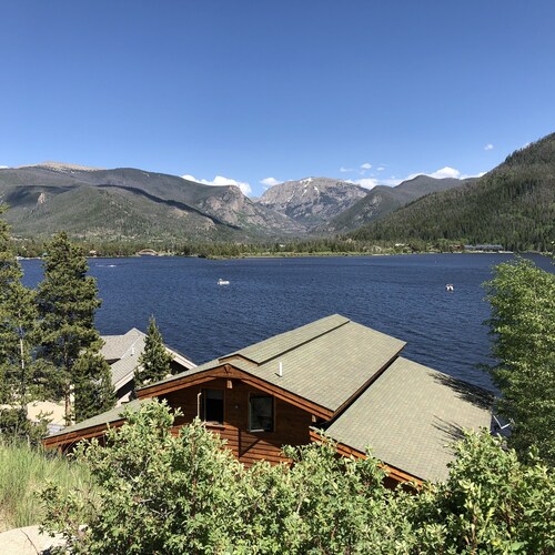 Updated MOUNTAINSIDE Condo-2bd/3bth-adjacent to slopes and family friendly 