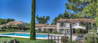Superb air conditioned villa, pool heated at Eygalières