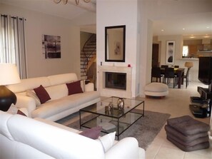 Televisión, chimenea, reproductor de DVD y tenis de mesa 