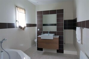 Badewanne, Haartrockner, Handtücher