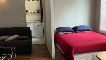 Iron/ironing board, free WiFi, bed sheets