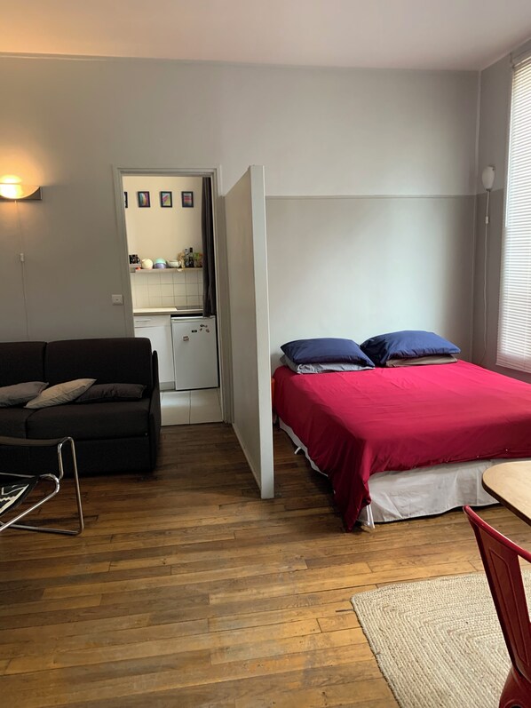 Tabla de planchar con plancha, wifi gratis y ropa de cama 