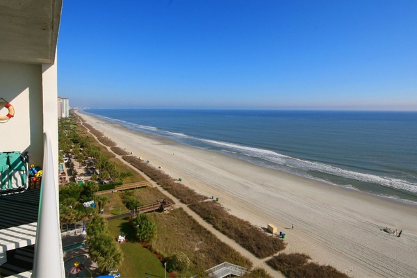 En la playa, sillas reclinables de playa