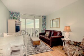 Smart TV, DVD player - Direct oceanfront Amazing Views Steps to beach Pools/ lazy river/ free parking! (Myrtle Beach)