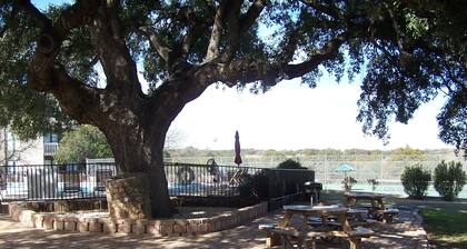 T BAR M: LAZY HAZY CRAZY TAGE DES SOMMERPOOLS UND DER TENNISPLÄTZE