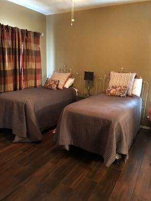 2 chambres, fer et planche à repasser, Wi-Fi, draps fournis