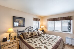 1 bedroom, memory foam beds, iron/ironing board, free WiFi - Perfect San Juan Mountain Getaway! Fireplace, Spa Bathroom, Amazing Views! (Durango)