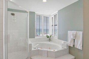 Separate bathtub and shower, towels - May 29+30 Open* Oceanfront 3rd Flr*Covrd Parking*3 Pools*Pickleball (Pensacola)