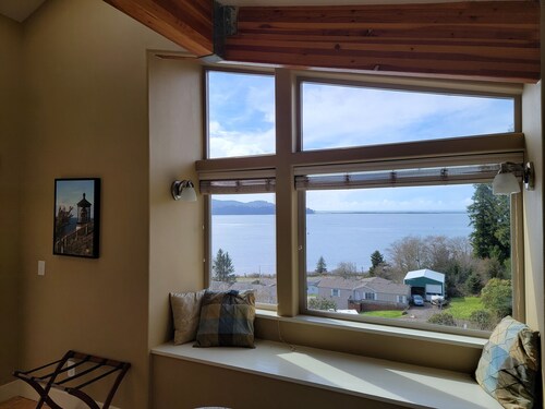 Luxurious Home W/ Bay & Ocean Views - 2 of 3 Bdrms Masters!
