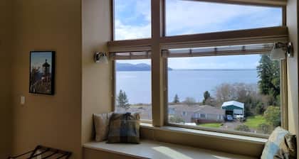 Luxurious Home W/ Bay & Ocean Views - 2 of 3 Bdrms Masters!