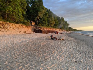 On the beach, beach towels - Walk to Private Beach, Great screened porch, Chefs kitchen, Open beam design (Union Pier)