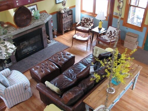Walk to Private Beach, Great screened porch, Chefs kitchen, Open beam design