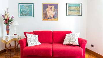 Fernseher, DVD-Player, BĂŒcher, Stereoanlage