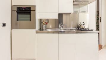 KĂŒhlschrank, Mikrowelle, Ofen, Herdplatte