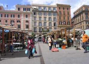Ein belebter Markt im Freien mit Händlern und Käufern.