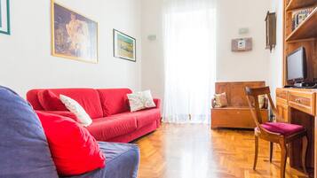 TV, lettore DVD, libri, impianto stereo