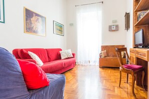 Télévision, lecteur de DVD, livres, chaîne hi-fi