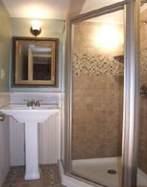 Combinació de dutxa i banyera, assecador de cabells, tovalloles i sabó 