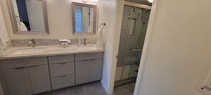 Ensemble douche/baignoire, sèche-cheveux, serviettes fournies, savon