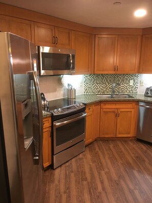 Jääkaappi, mikroaaltouuni, uuni, liesi