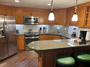 Refrigerador, microondas, horno y parrilla de estufa 