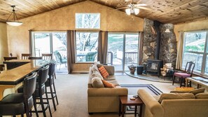 TV, books - BEAUTIFUL CUSTOM CABIN  Near Bass Lake and Yosemite (North Fork)