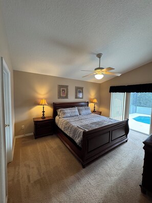 4 bedrooms, iron/ironing board, free WiFi, bed sheets - Near Disney - 4BR Family Retreat w/ Private Pool, Spa & Game Room (Davenport)