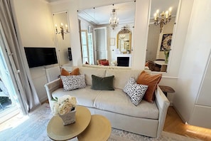 TV, fireplace - Spacious, Enchanting 1 Bedroom + Balcony and Insta-worthy Eiffel View (Paris)