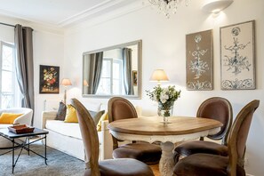 Dining - Spacious, Enchanting 1 Bedroom + Balcony and Insta-worthy Eiffel View (Paris)