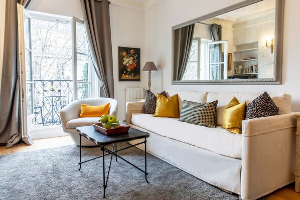 TV, fireplace - Spacious, Enchanting 1 Bedroom + Balcony and Insta-worthy Eiffel View (Paris)