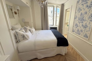 2 bedrooms, iron/ironing board, travel crib, WiFi (free) - Spacious, Enchanting 1 Bedroom + Balcony and Insta-worthy Eiffel View (Paris)