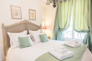 1 bedroom, iron/ironing board, travel cot, free WiFi - Spacious, Enchanting 1 Bedroom + Balcony and Insta-worthy Eiffel View (Paris)